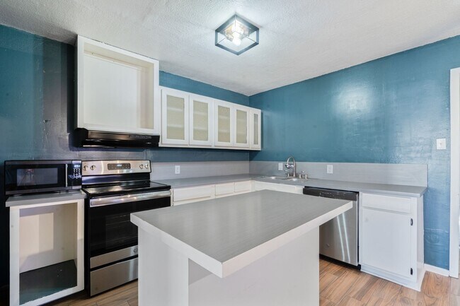 Building Photo - Vacant