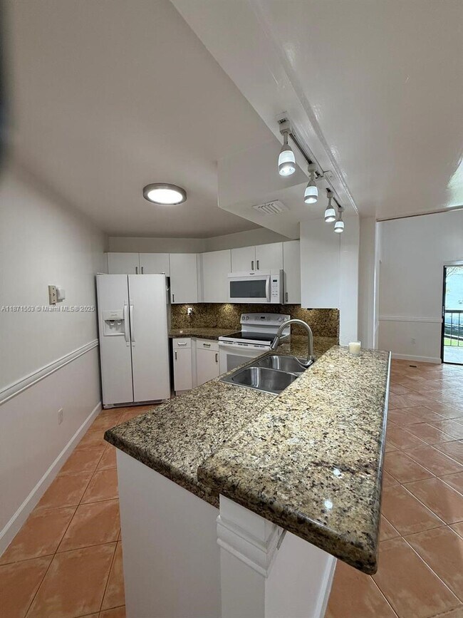 Building Photo - 9419 Fontainebleau Blvd