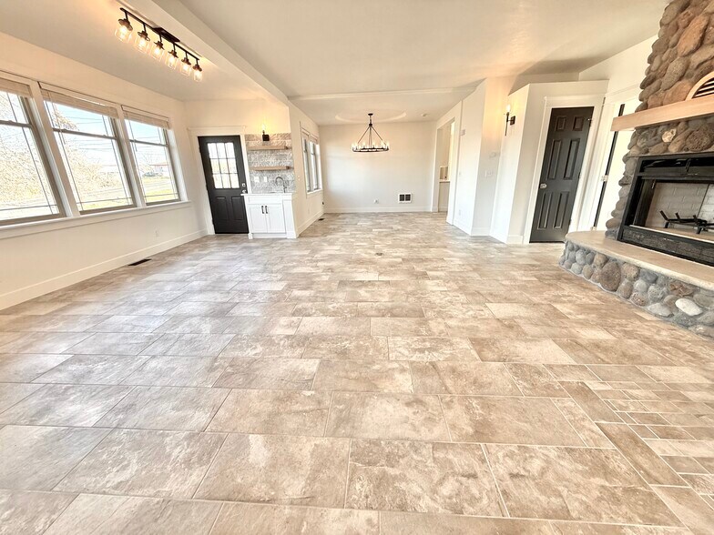 Living looking into dining - 24 Ash St N