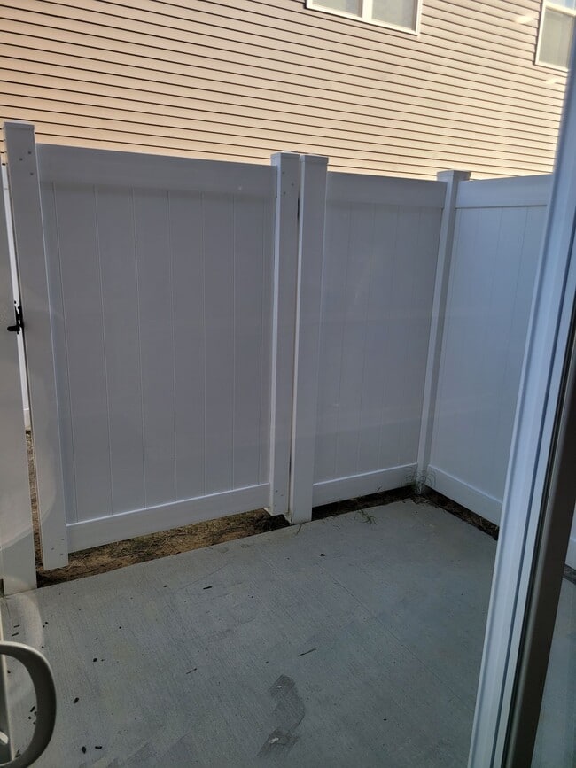 Building Photo - 2 Bedroom, 2.5 Bath Modern Duplex - Walkin...