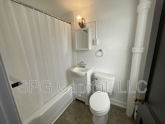 Building Photo - 500 W Market St