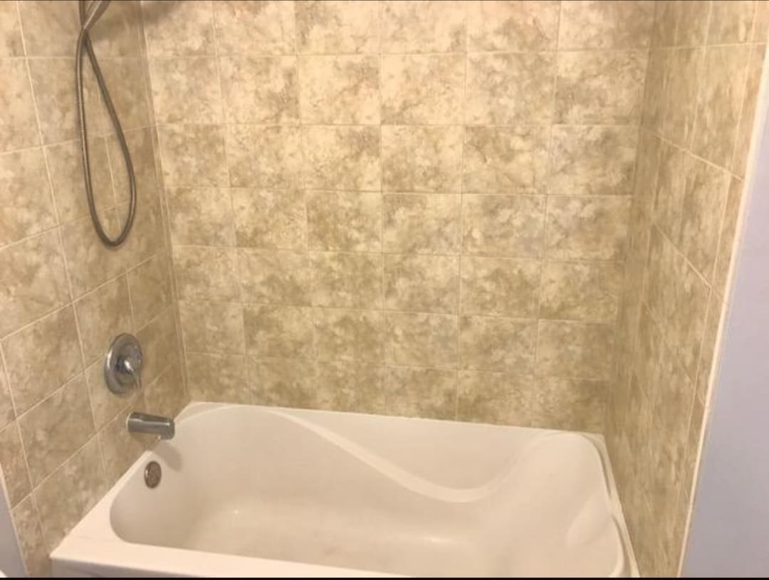 Upstairs full bathroom soaker tub/shower. - 711 E 6th Ave