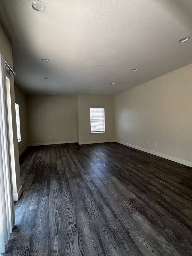 Building Photo - 840 Civic Center Dr