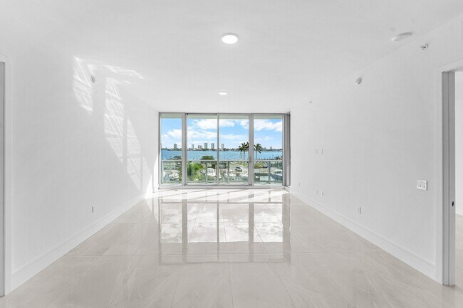 Building Photo - 220 Lake Shore Dr