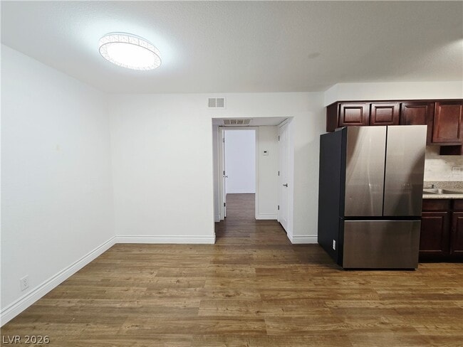 Building Photo - 5081 River Glen Dr