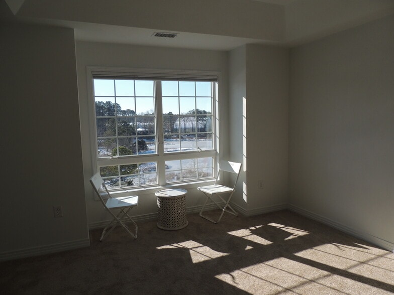 bedroom with a water view - 1292 Laskin Rd