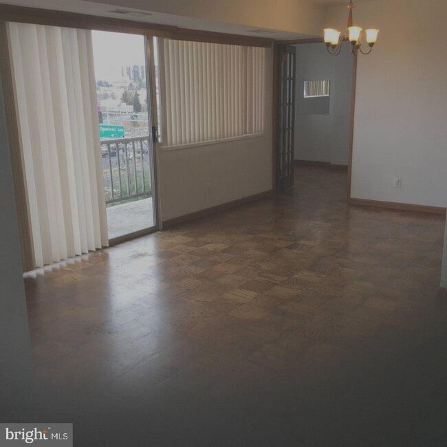 Building Photo - 5831 Quantrell Ave