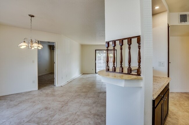 Building Photo - 422 E Navajo Rd
