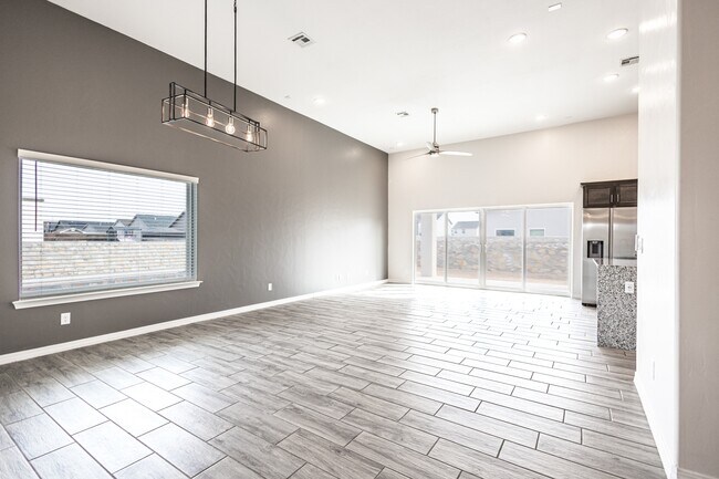 Building Photo - 14852 Mike a Mendoza Ave