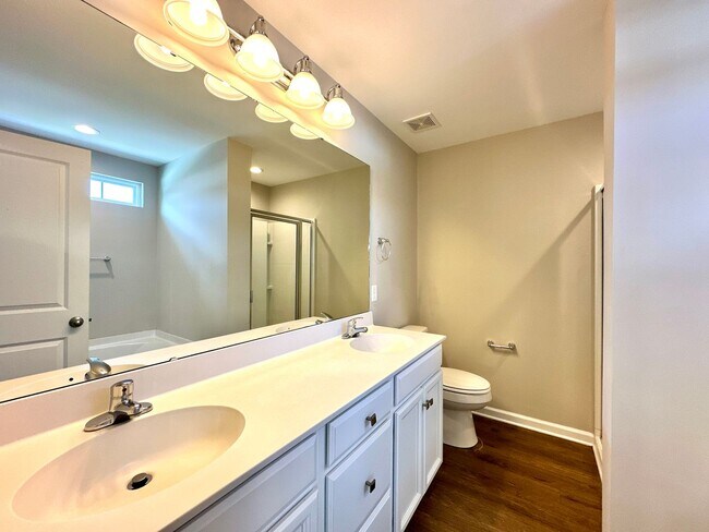 Building Photo - 3 Bed 2 Bath Townhome Located in Cokers Commons in Goose Creek!