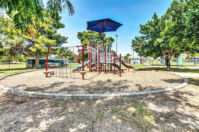 Building Photo - 8889 E Meadow Hill Dr