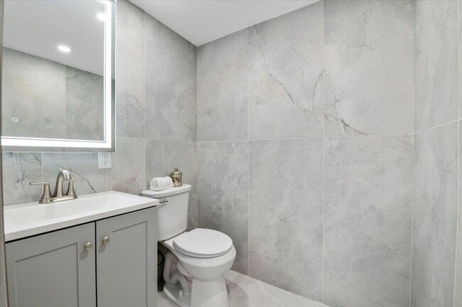 Building Photo - 8 Fairway Pl
