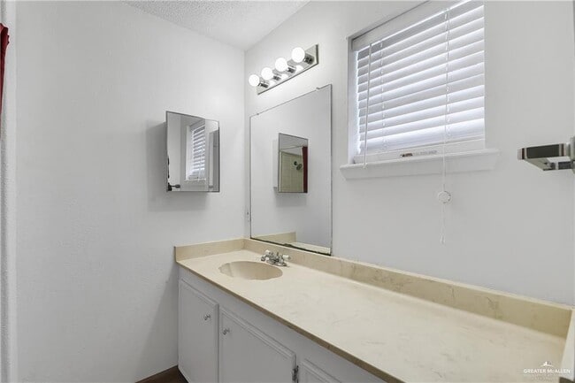 Building Photo - 17 S 15th St