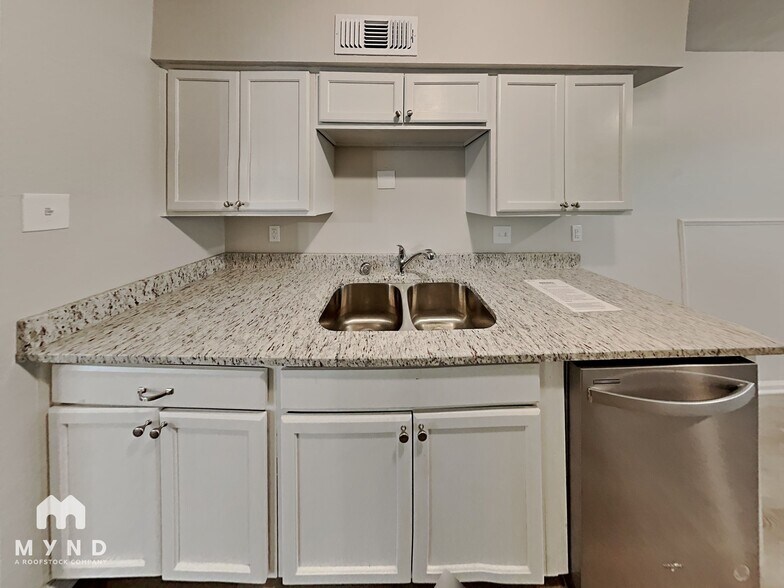 Building Photo - 1938 W Holmes Rd