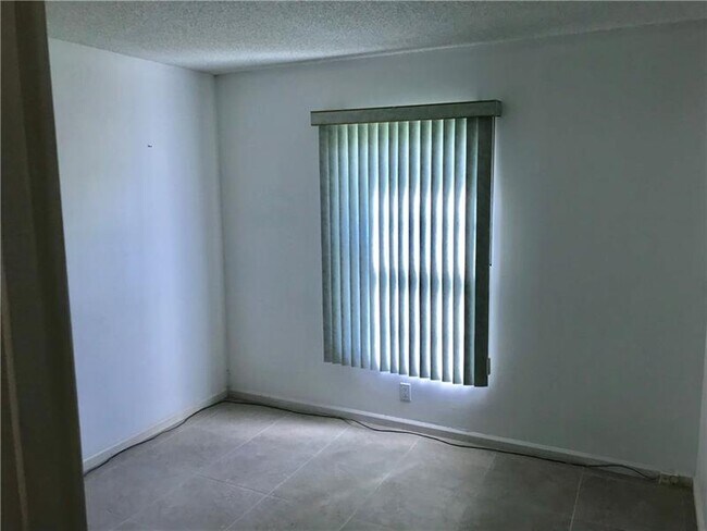 Building Photo - 2850 Palmwood Ter