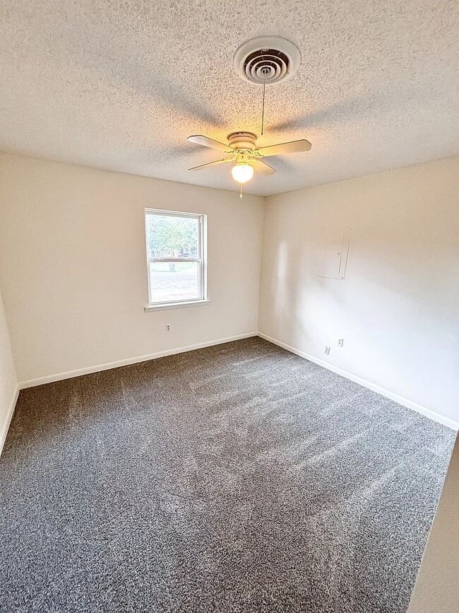 Building Photo - 301 Thacker Loop