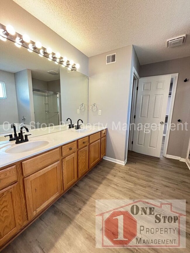 Building Photo - Luxury 5 bedroom, 4 bathroom Home Availabl...