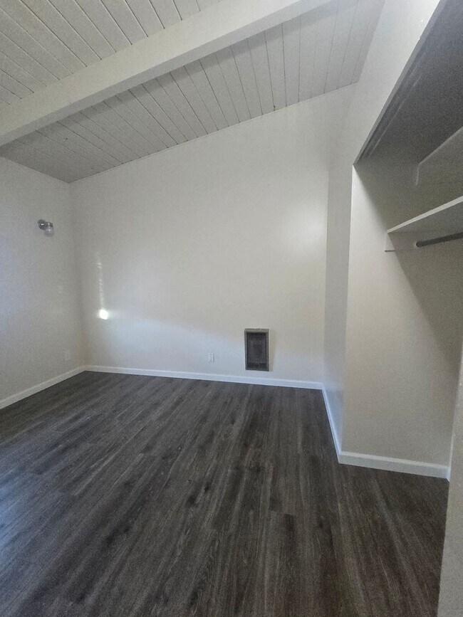 Building Photo - 2 bed / 1 bath Duplex