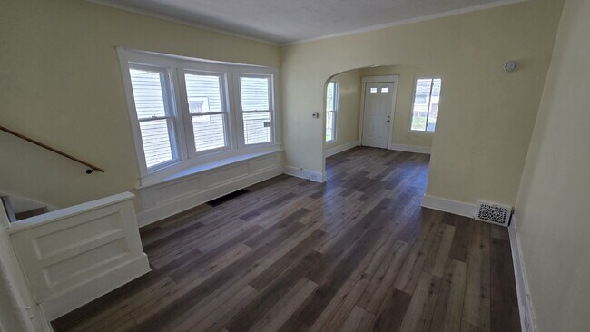 Building Photo - Move in Special- Security Deposit reduced to $750!!!