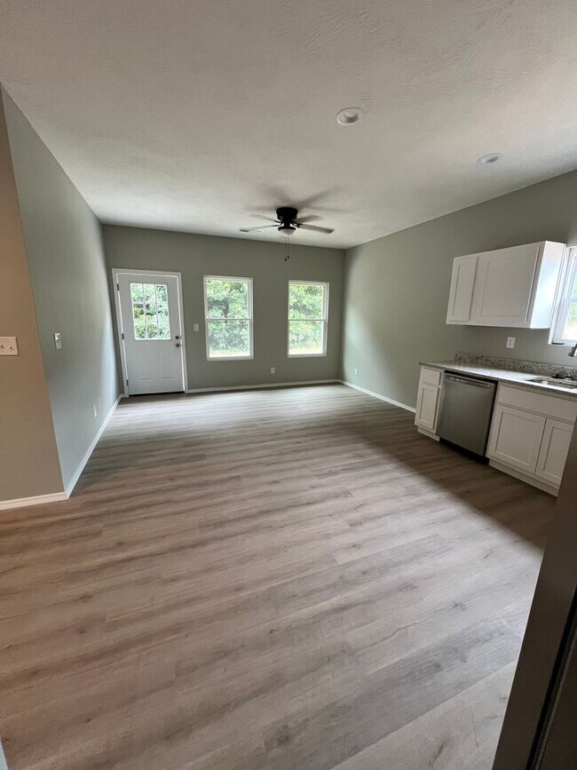 Building Photo - 4 bedroom 2 bath Bolivar MO