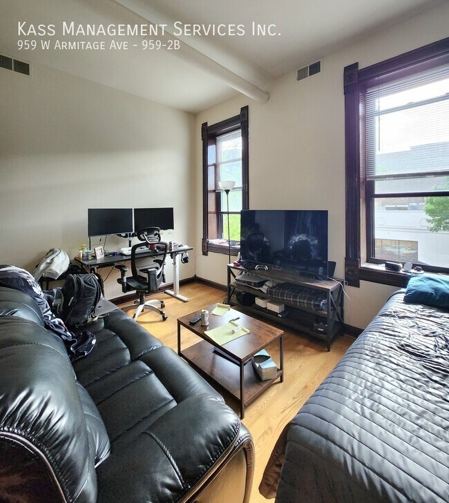Building Photo - 959 W Armitage Ave