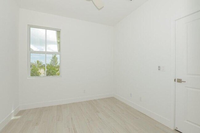 Building Photo - 10307 Dreamweaver Rd