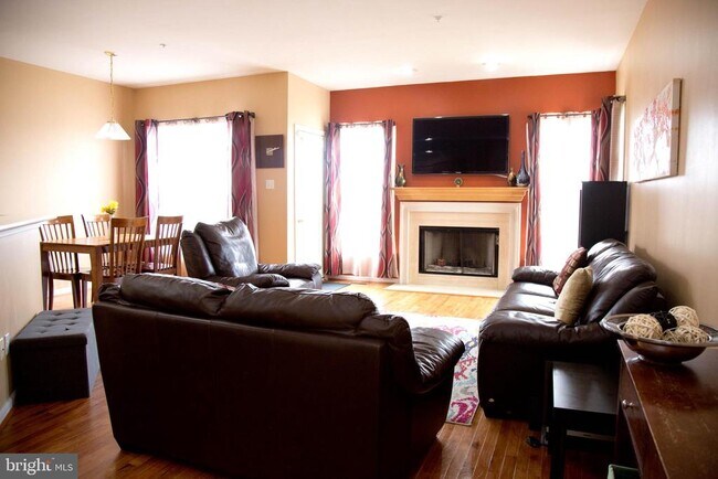 Building Photo - 211 Silverbell Ct