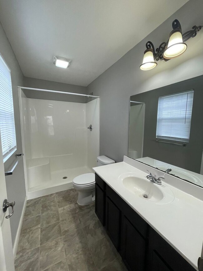 Building Photo - 3 Bedroom Single Family Home