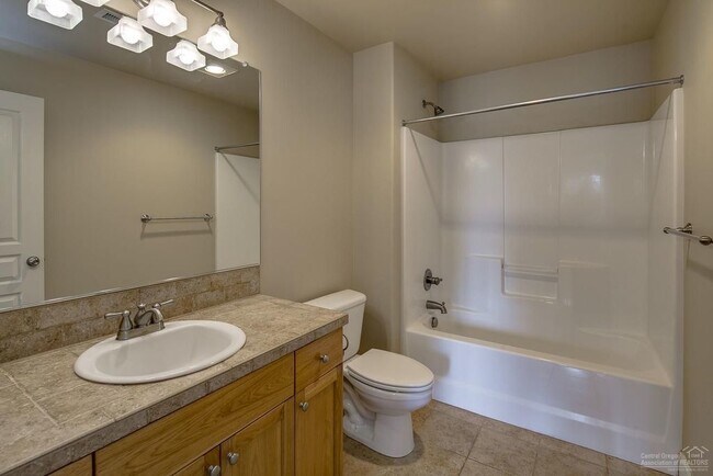 Building Photo - Beautiful 3 Bed/2.5 Bath Two-Story Duplex ...
