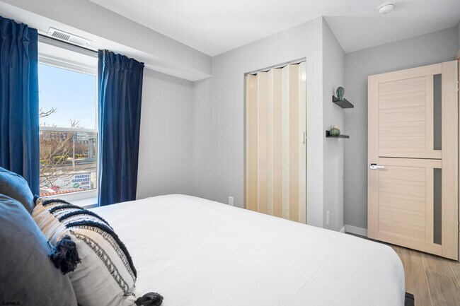 Building Photo - 21 N Albany Ave