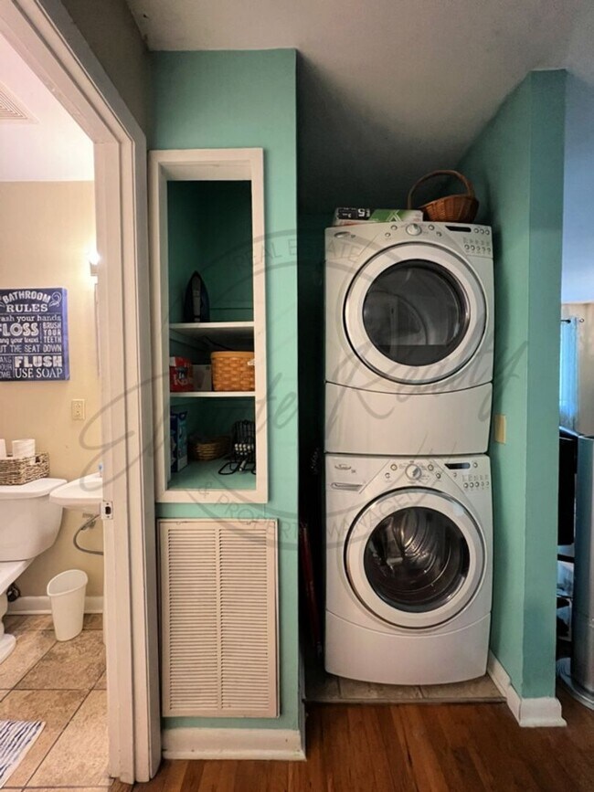 Building Photo - Furnished, Ranch Style Two Bedroom in the heart of Edgehill on Special!