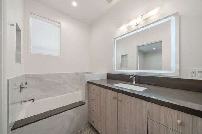 Building Photo - 101 Vía Colusa