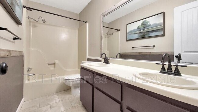 Building Photo - 605 San Saba Ct