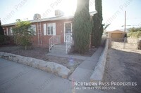 Building Photo - Updated 2 BDR Duplex Near Loretto!