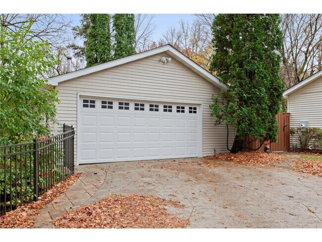 Building Photo - 15803 Sunset Rd