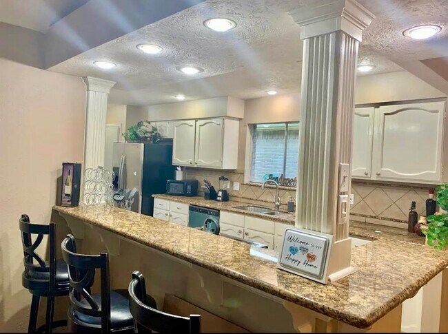 Building Photo - 2406 Strait Ln