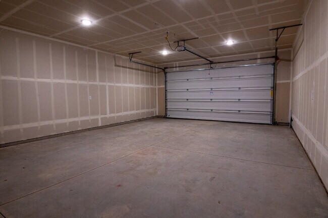 Building Photo - "READY NOW! 3-Bed PLUS Office-Townhouse Retreat in Eagle, ID – Spacious Living with 2.5 Baths!"