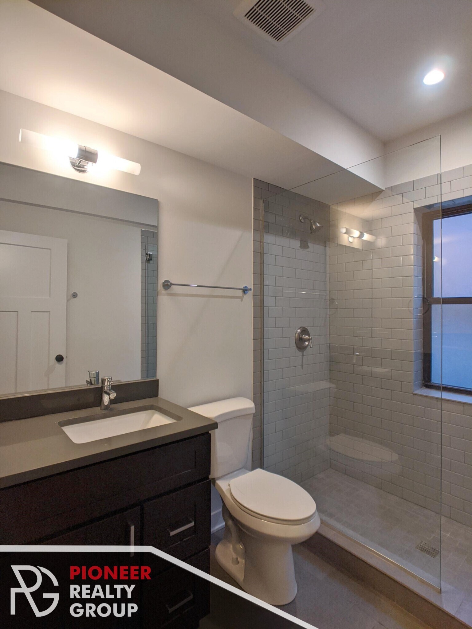 Building Photo - 2209 W Eastwood Ave