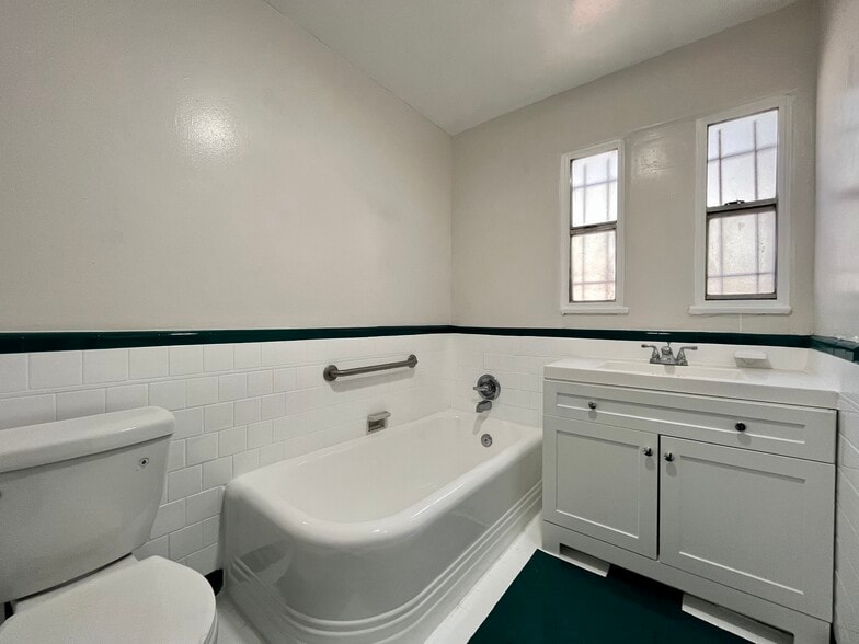 Full bathrom - 1807 S Redondo Blvd