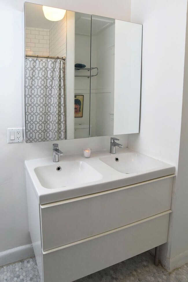 Building Photo - Charming Upper Floor 2 Bed / 1 Bath with Bonus Studio in a Prime Echo Park Location