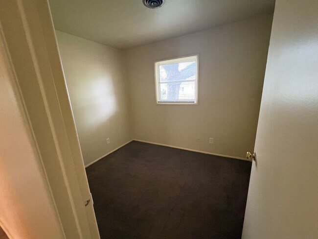 Building Photo - 3 Bedroom Ranch In Meadowdale