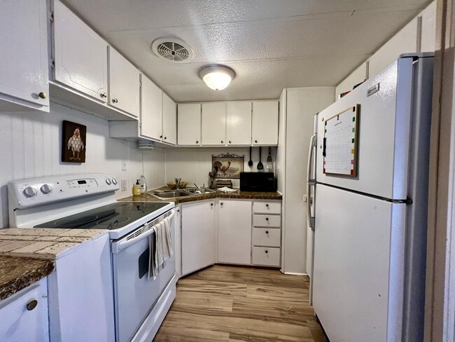 Building Photo - 27 Mandalay Dr