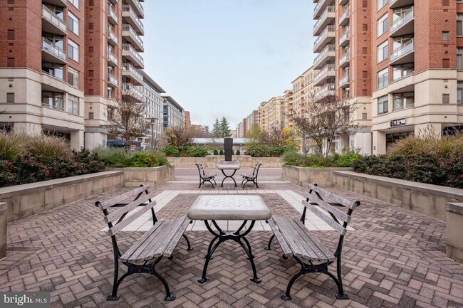 Building Photo - 3600 S Glebe Rd