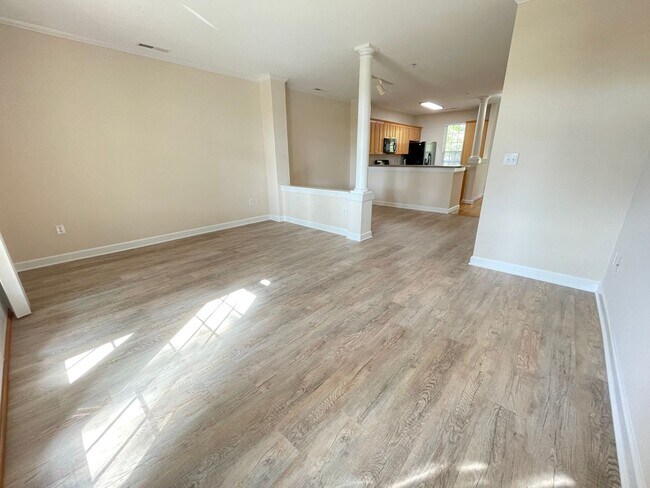 Building Photo - Wonderful location and features for this s...