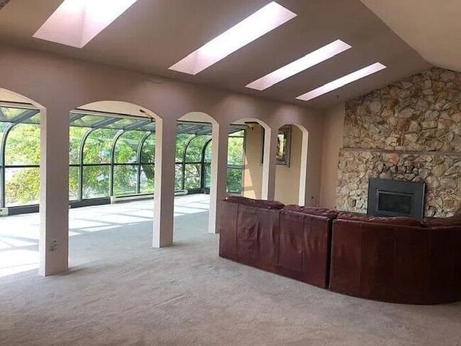 Building Photo - Gravelly Lake Waterfront 4 Bedroom Home in...