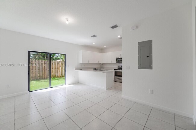 Building Photo - 640 NE 207th St