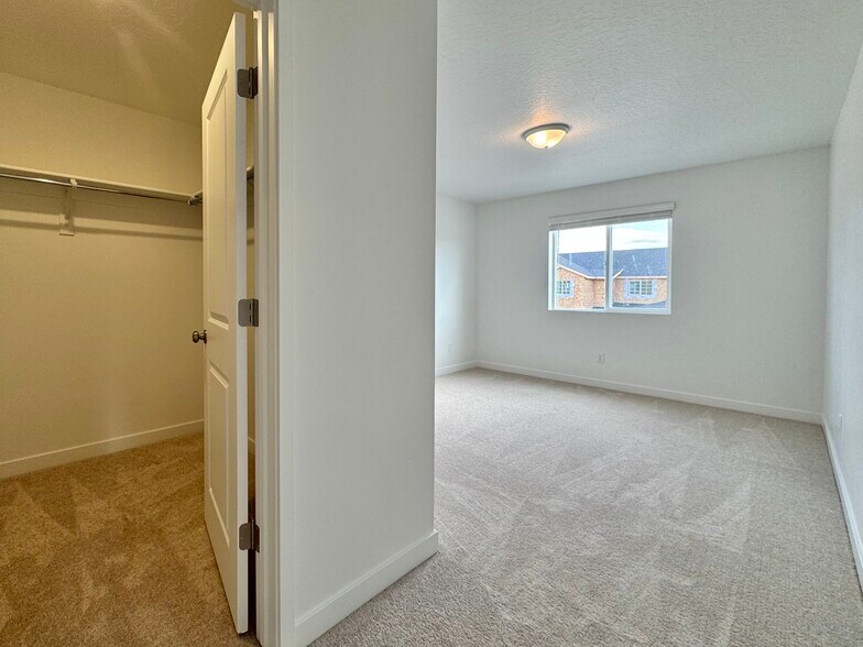 Building Photo - 2071 Sand Holw Dr
