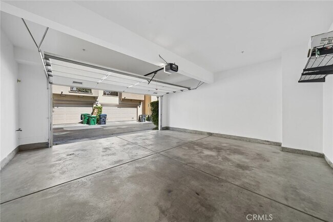 Building Photo - 215 Dewdrop