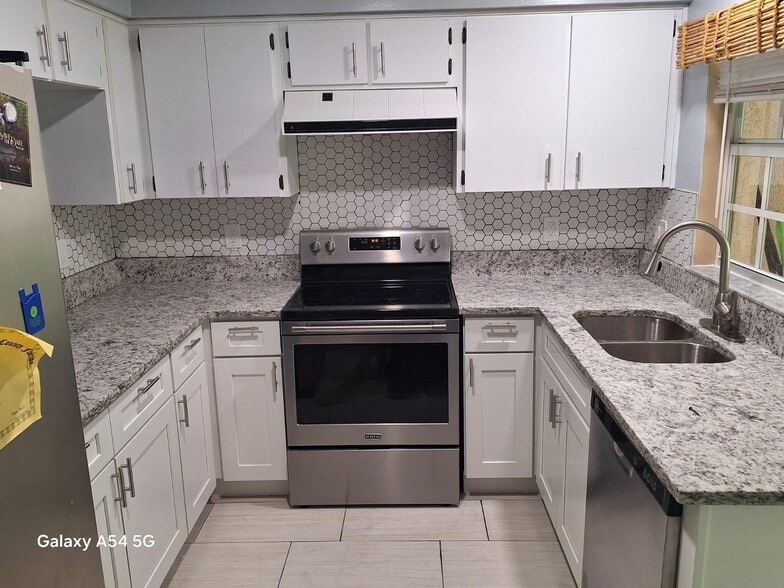 Building Photo - 2879 Thaxton Dr