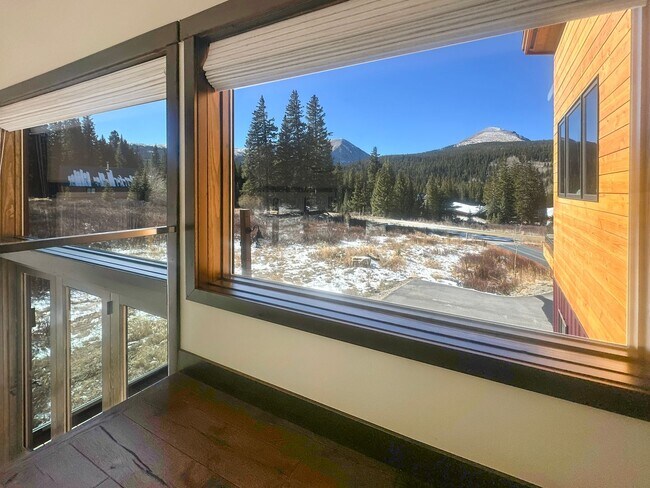 Building Photo - 3 Bed, home with views of Quandary Peak, Hot Tub, Flexible lease terms!